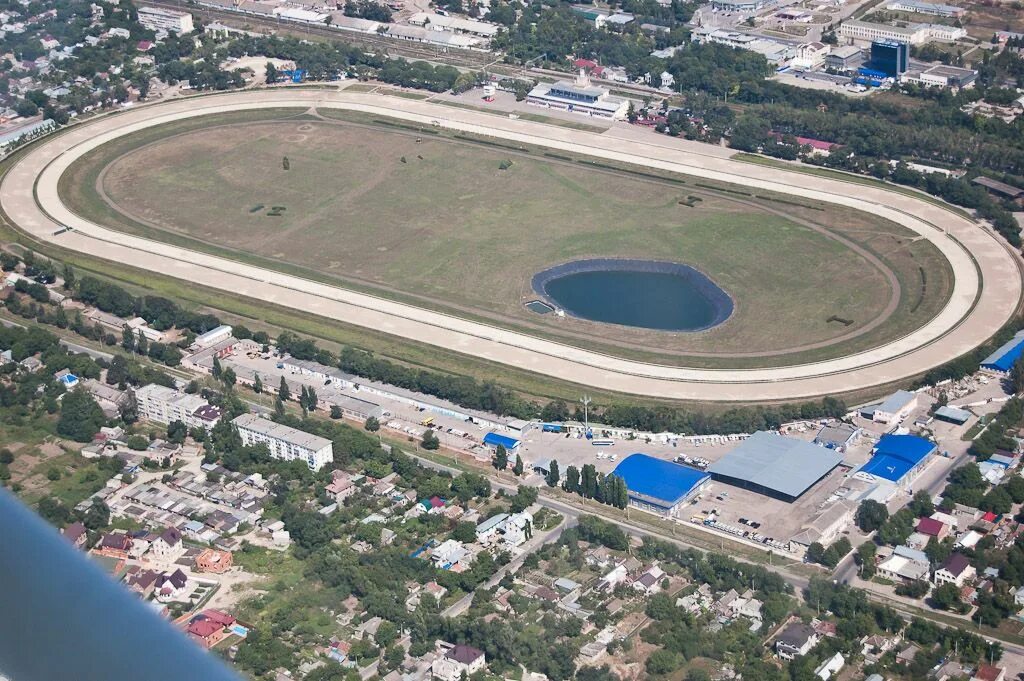 ипподром махачкала. ипподром махачкала. центральный московский ипподром скачки. ипподром махачкала. прогулка на ипподроме.