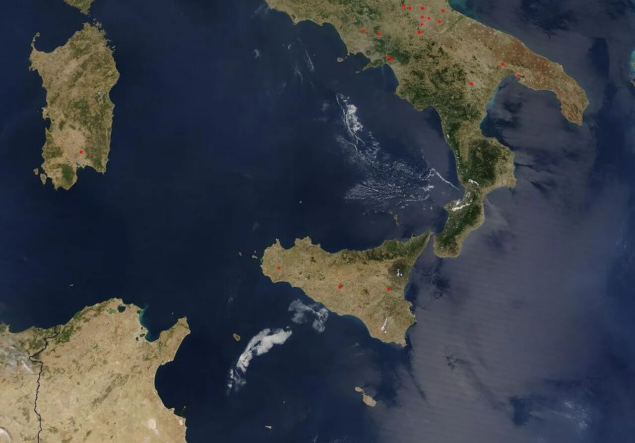 Большие острова средиземного моря. Сицилийский пролив на карте. Сициллийский пролив. Италия со спутника. Остров в Средиземном море.