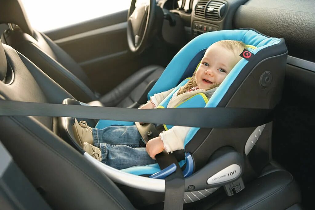 Автомобильное кресло переднее сиденье. Как установить кресло для ребенка. Maxi cosi люлька для новорожденных. Как установить кресло для ребенка. Фиксация детского кресла в автомобиле.