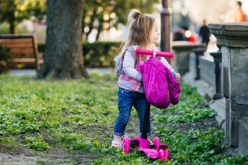 Девочка идет. Маленькая девочка гуляет. Девочка гуляет. Маленькие девочки гуляют. Девочка в парке.