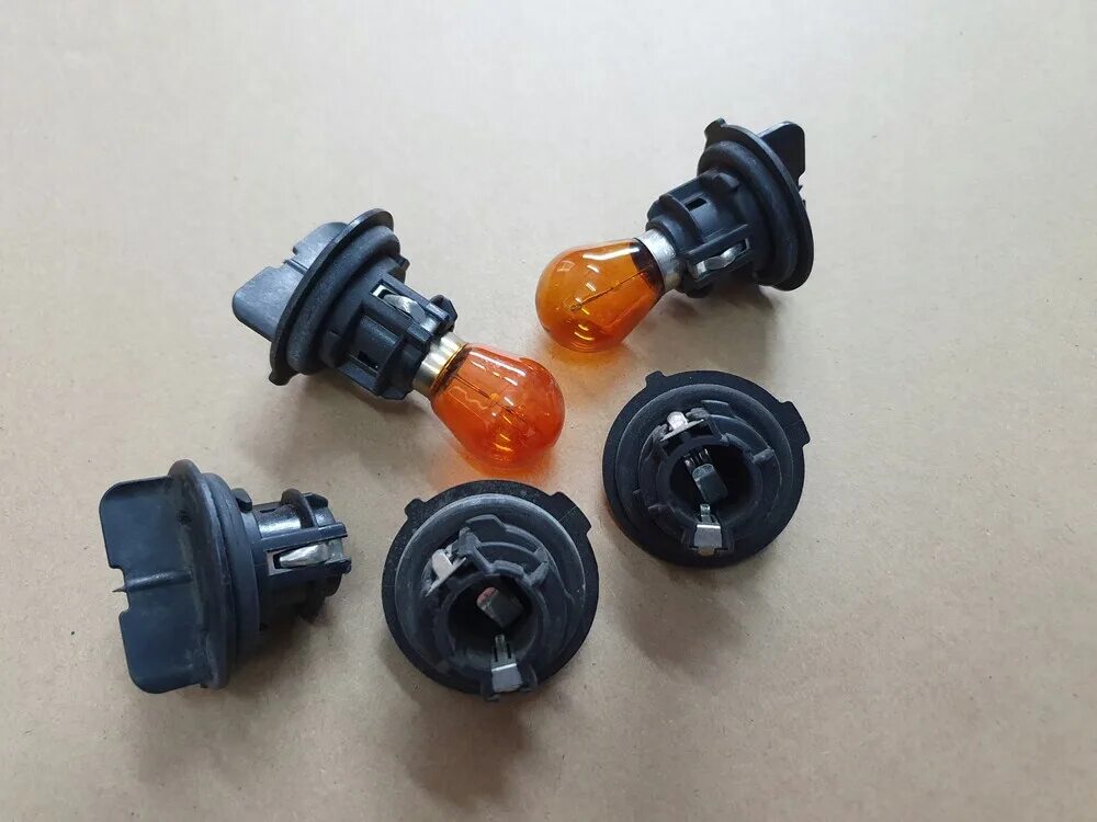 Патрон лампы поворотника вольво s40. Патрон лампы поворотов renault duster. Патрон лампы поворота 1118 2170. Патрон лампы пежо ситроен. Патрон повторителя поворота ваз 2108.