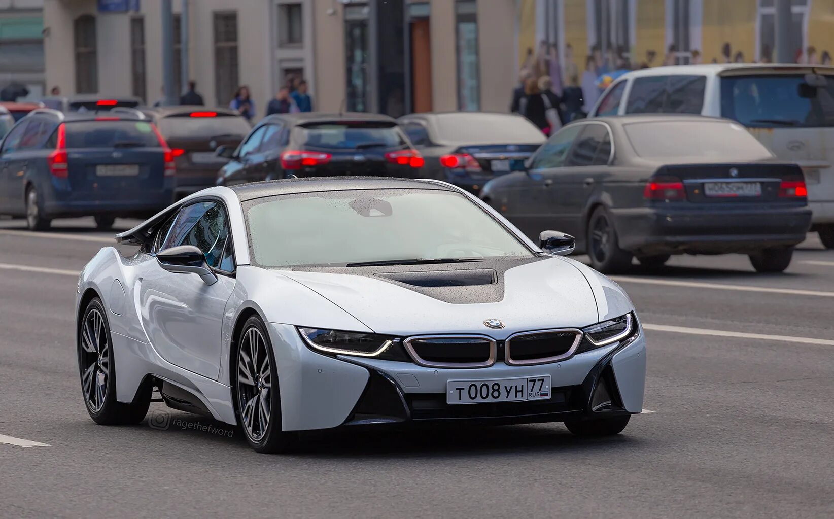 Сфр 8 по москве. BMW i8 Moscow. БМВ i8 в Москве. BMW 77. BMW i8 с российскими номерами.