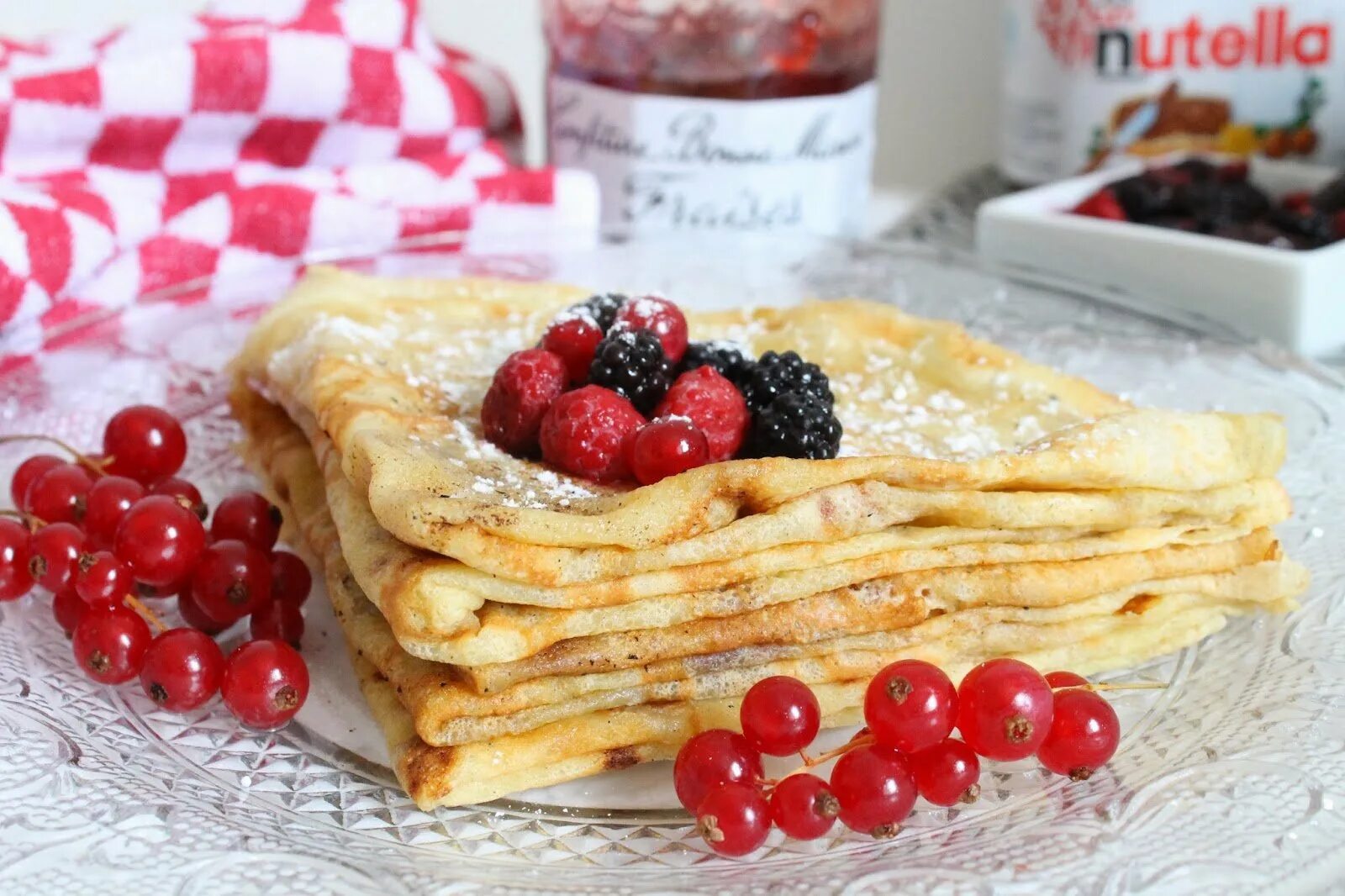 Постные рисовые блины. Блины с джемом. Блинчики Crêpes. Сладкие блинчики. Блины с зефиром.