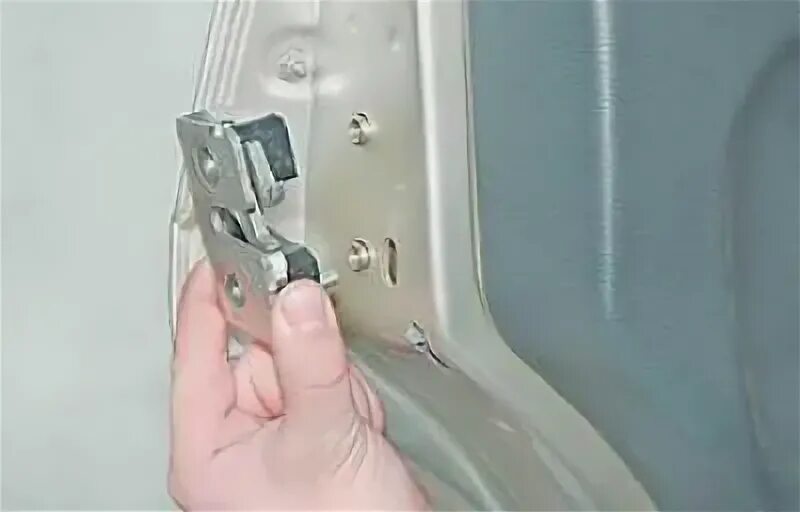 Не закрывается дверь 2114 замок. Замок от задней двери ваз 2114. защелка двери ваз 2114. замок задней двери ваз 2115. ваз 2115 защелка под замком двери.