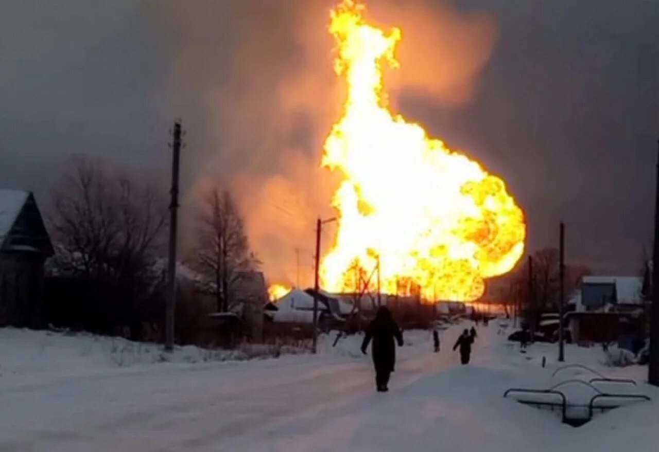 Подрыв нефтепровода. Уренгой Помары Ужгород взрыв. Сильный пожар. Взрыв магистрального газопровода. Пожар на газопроводе.