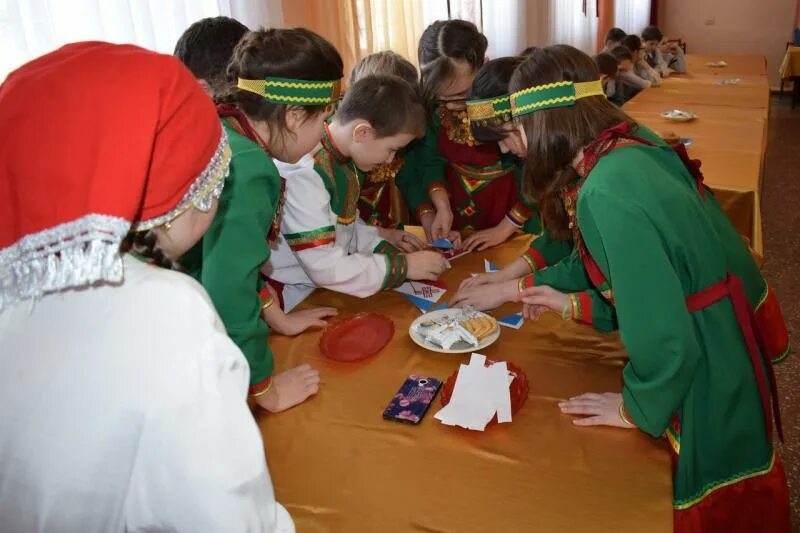 интеллектуально творческая игра. под гр интеллектуально творческие игры по математике. подростки на занятиях. коллективное творчество в школе. интеллектуально творческая игра.