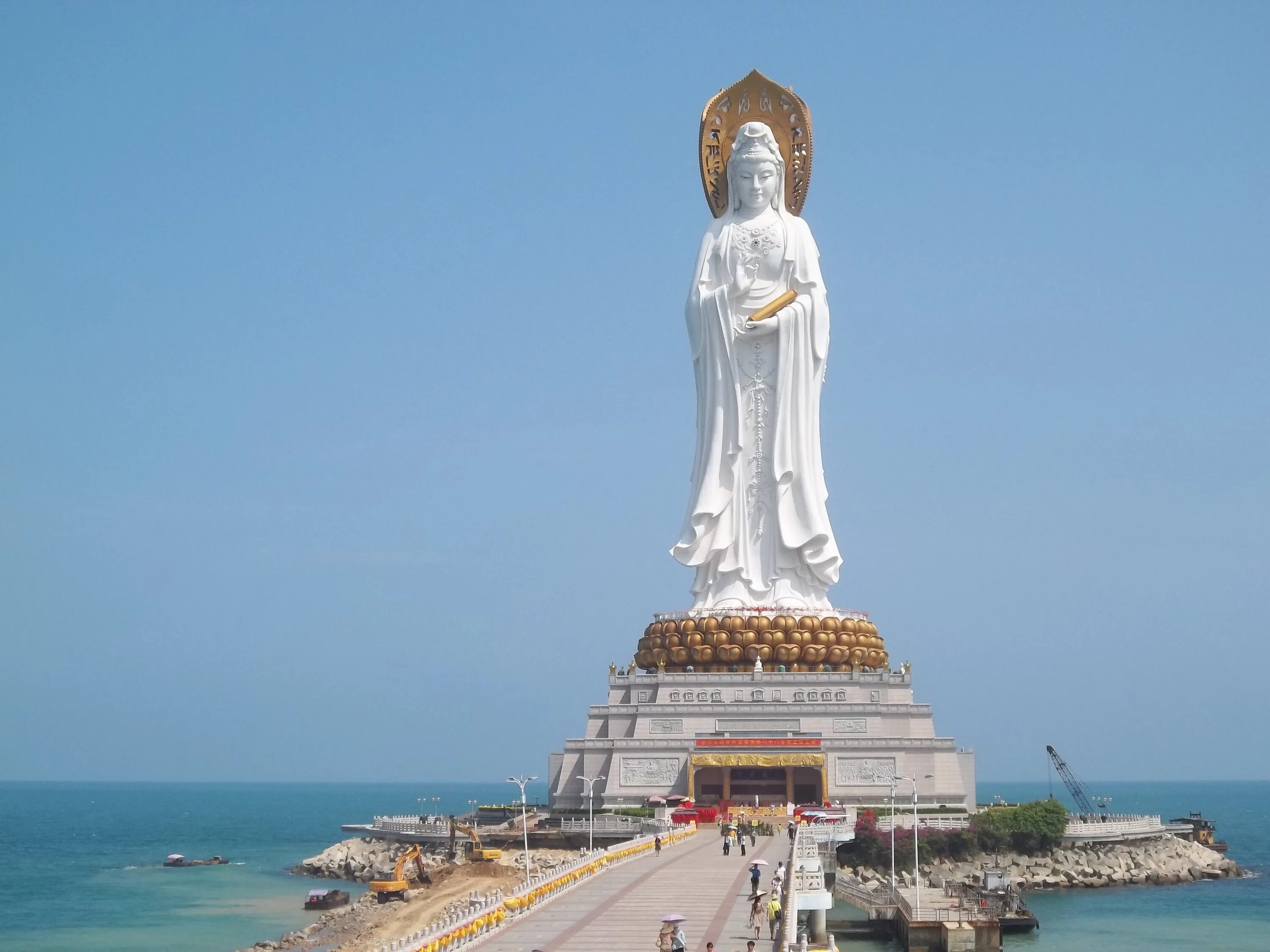 Центр буддизма. Гуань Инь Хайнань. Статуя Хайнань гуанин. Статуя Богини Гуаньинь в Чанше. Статуя Будды в море.