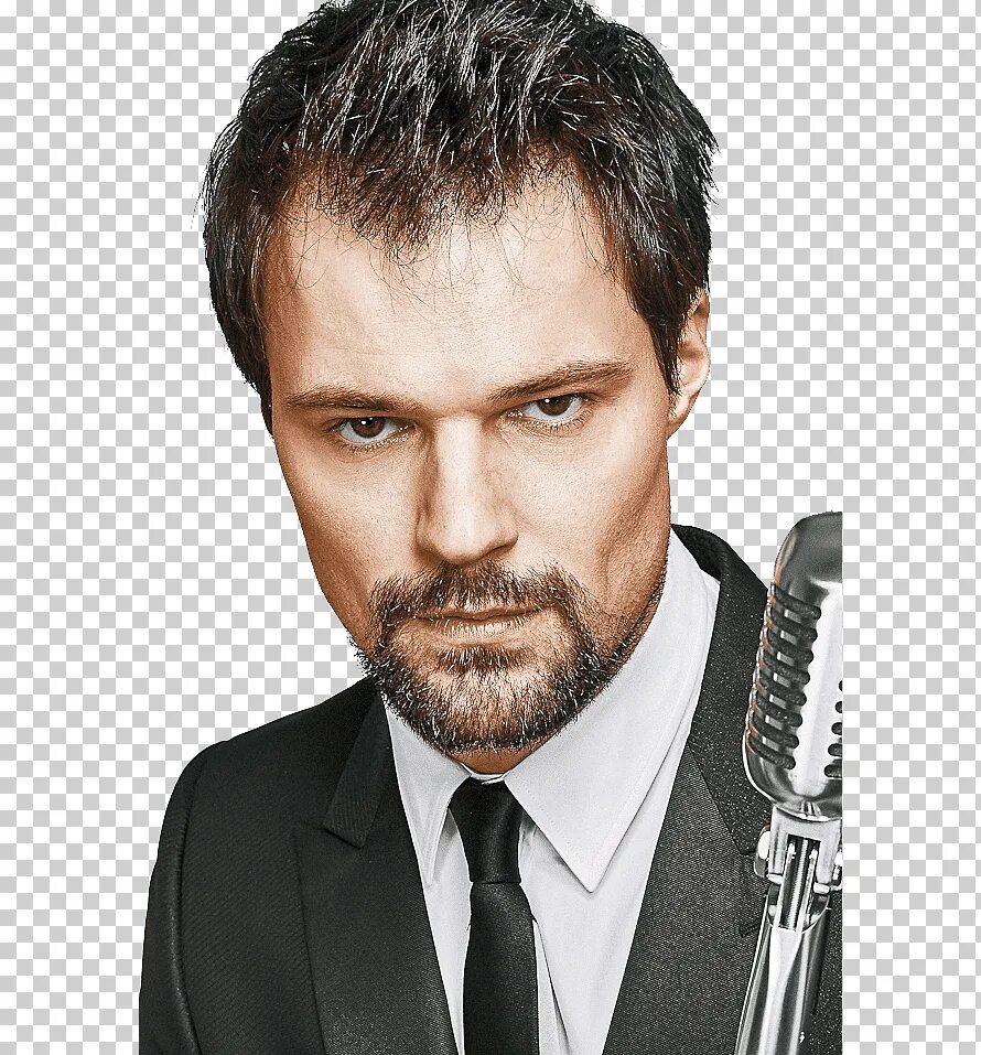 Артист поющий на сцене