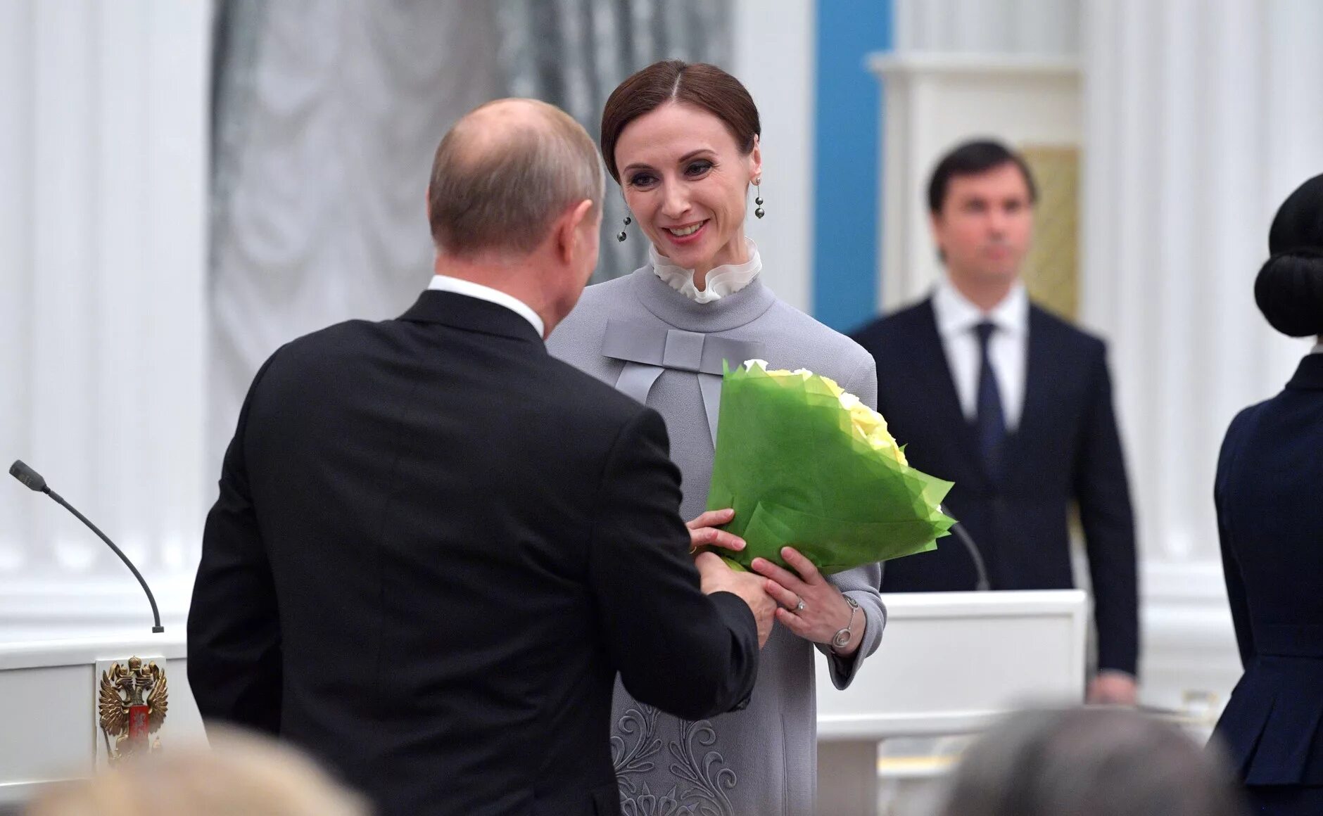 Выносят президента. Награждение в Кремле.