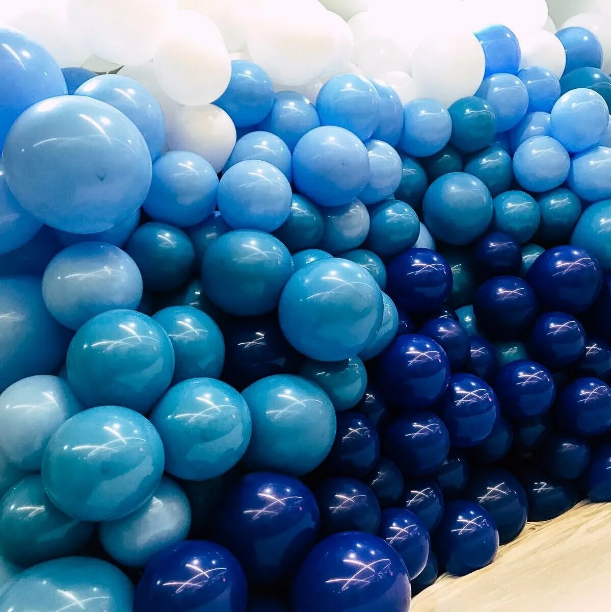 Игра с синими шарами. Синие шары. Синий шарик. Шарф синий. Шарики голубые и белые.