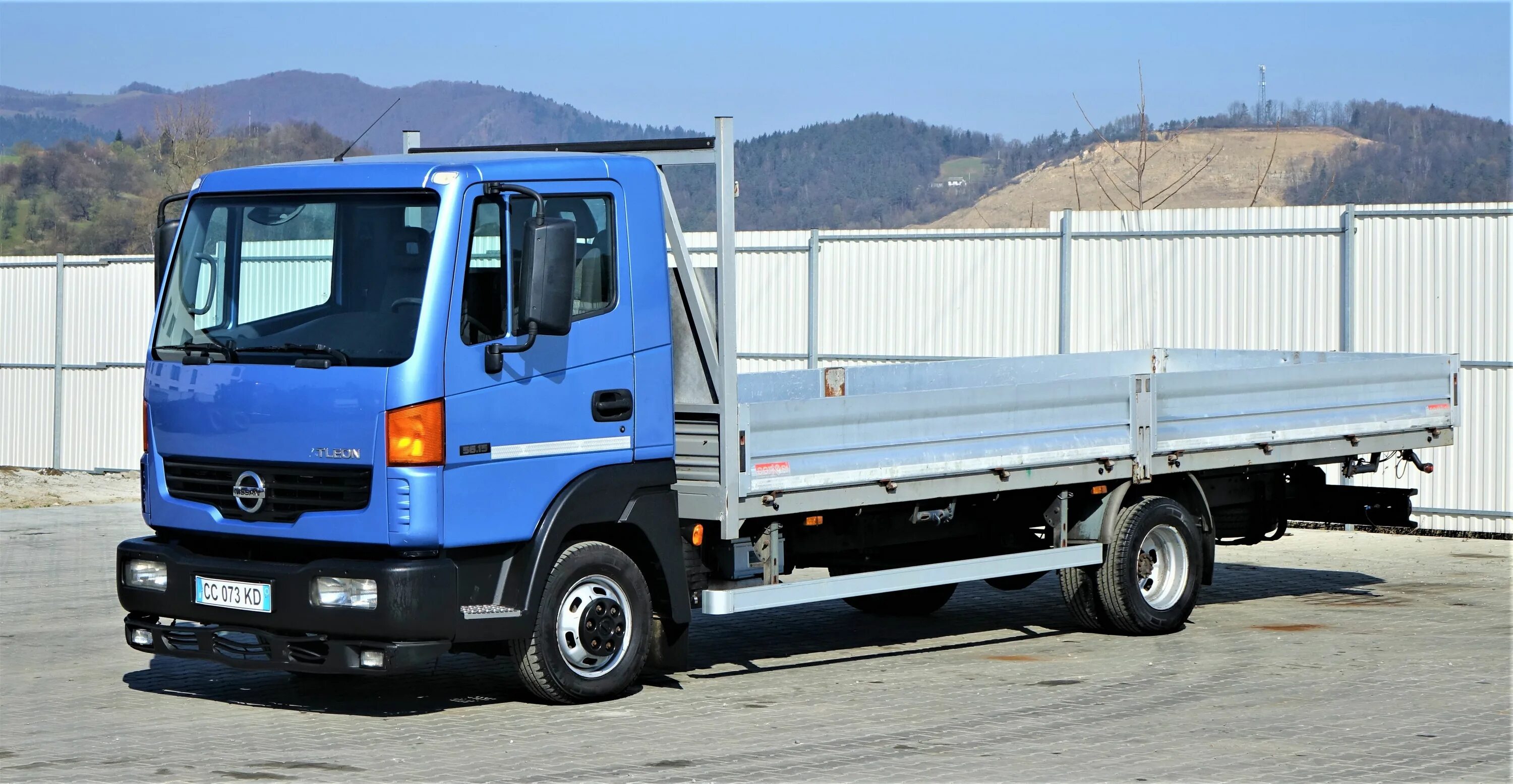 Грузовичок ниссан. Nissan Atleon. Nissan Atleon 120. Ниссан бортовой грузовик. Nissan Truck Atleon.