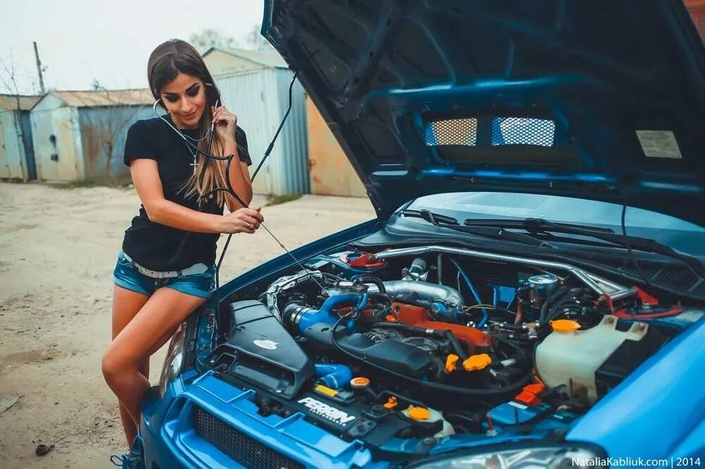 Девушка с открытым капотом авто. Девушка ремонтирует машину. Открытый капот машины. Девушка автослесарь. Девушка чинит машину