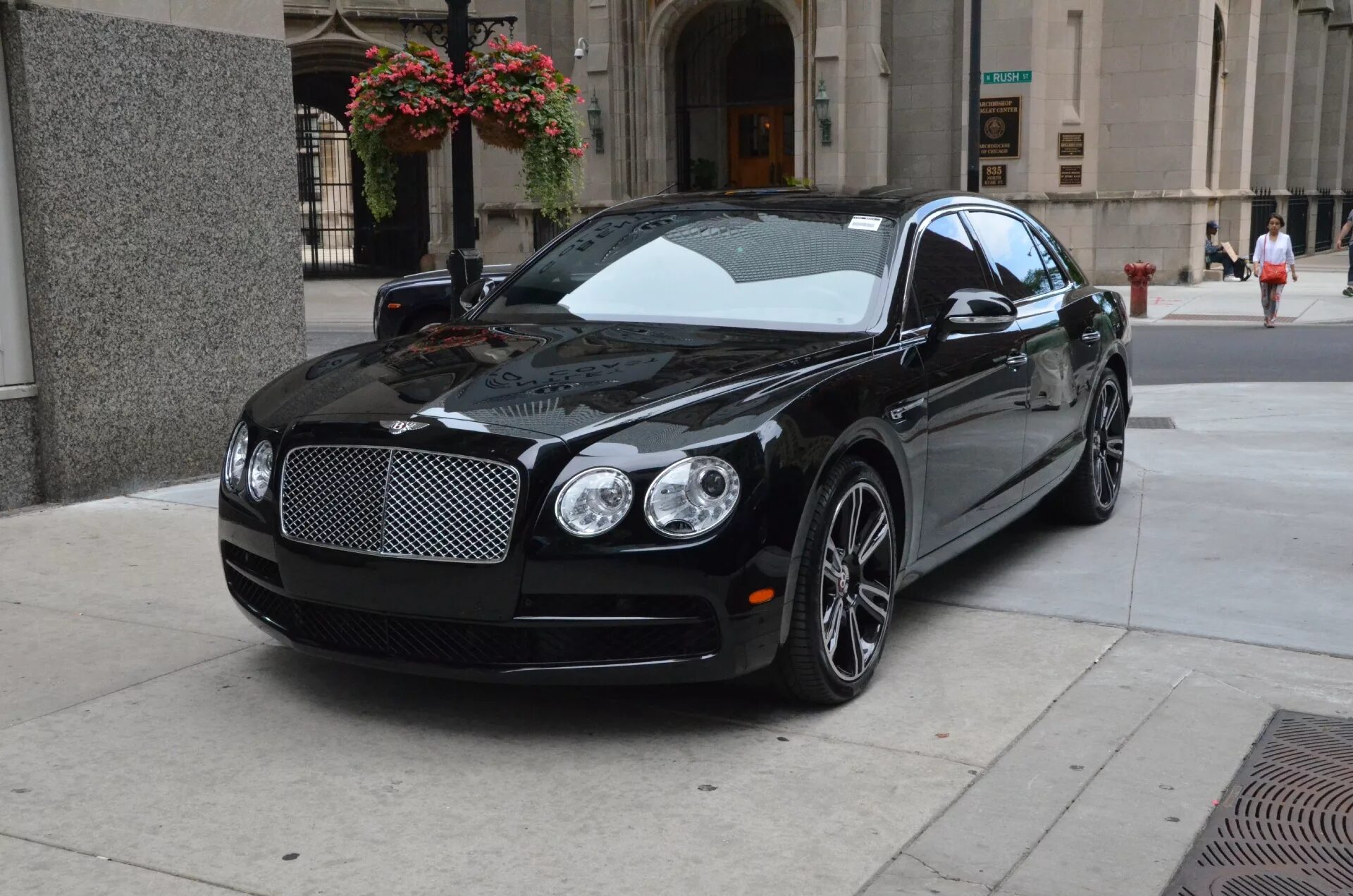 Черная с большими формами. Бентли Flying Spur 2007. Bentley Flying Spur 2015. Бентли черная. Бентли Континенталь черный.