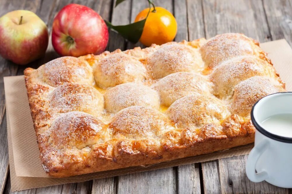 Кухня наизнанку рецепты из творога. Пирог из творожного теста с яблоками. Пирог с яблоками на творожном тесте. Пирог с творогом и яблоками. Творожный пирог с яблоками.
