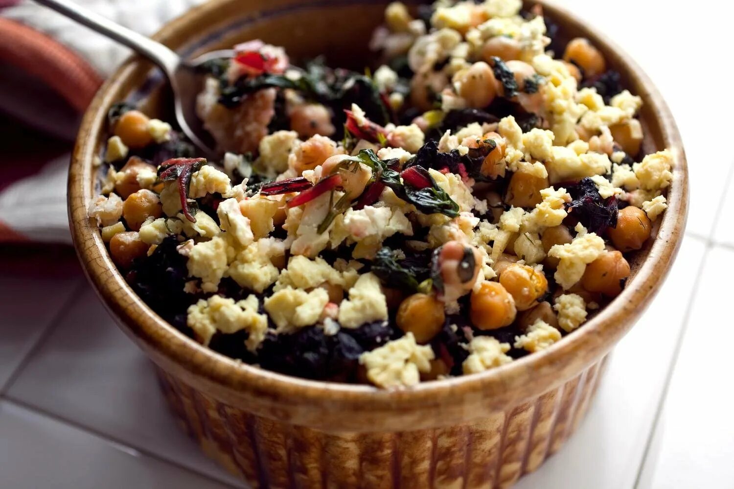 турецкий горох с колбасками. хотч потч. нут в горшочке. нут колбаски и яблоки. жаркое из говядины в горшочках.