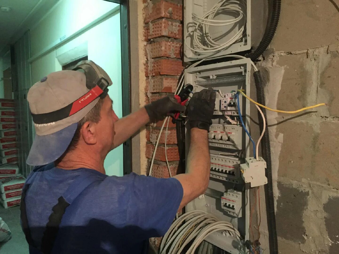 Электрика в квартире. Электромонтаж. Электрика. Электрик частный мастер. Электрик частный мастер.