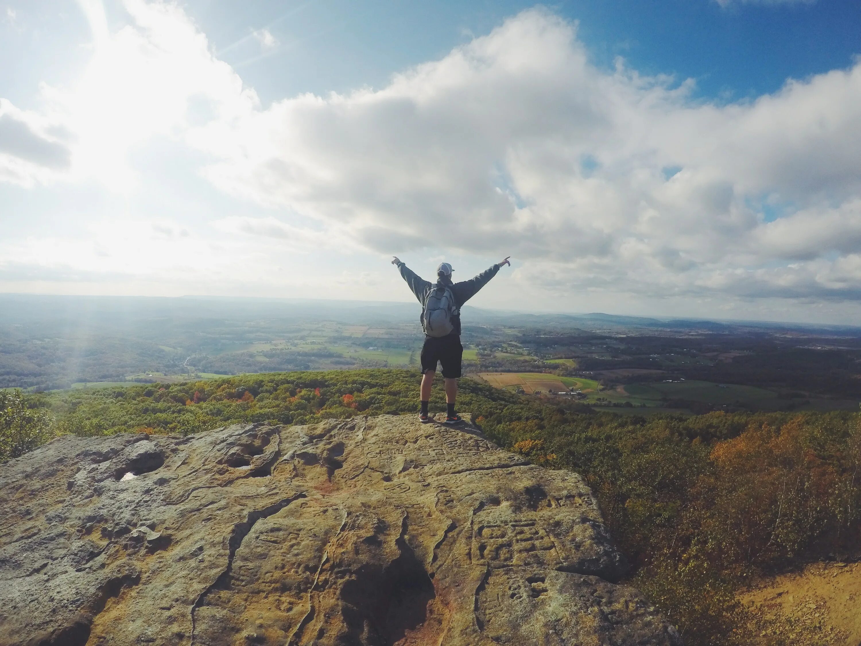 Mountain come to me. Человек на вершине. Свобода горы. Человек на Холме. Человек на вершине горы.