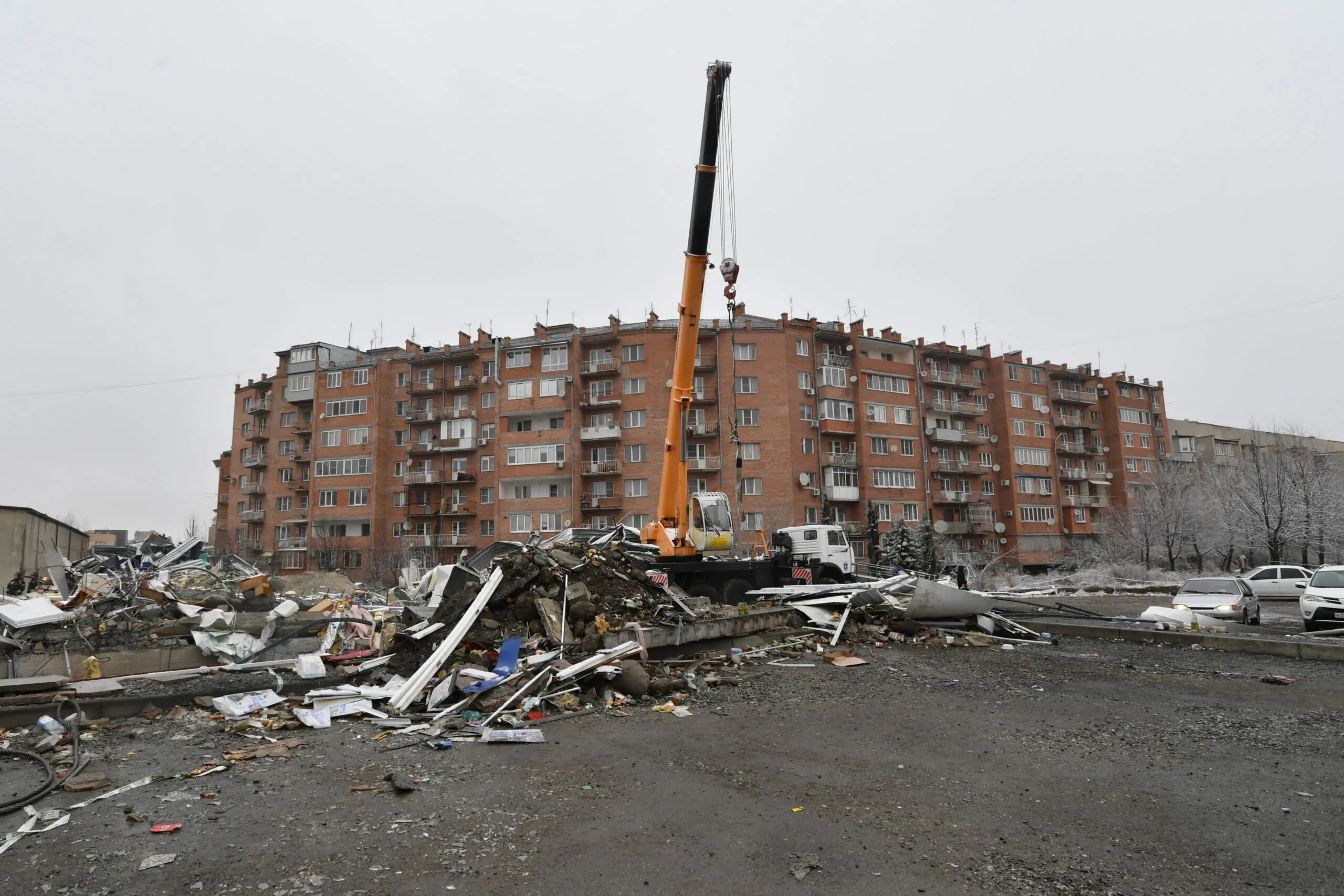 Погода во владикавказе на апрель 2024. Разрушенное сооружение в Осетии. Разрушение здания Махачкала. Град Владикавказ разрушенные дома. Магнитогорск 20018 фотография мужика в разрушенном здании.