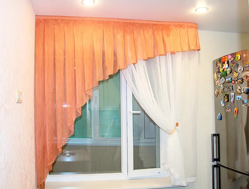 Шторы на правую сторону. Тюль witerra муза правый на ленте 180 см. Занавески на кухню с ламбрекеном. Тюль с подхватом. Кухонная тюль с ламбрекеном.