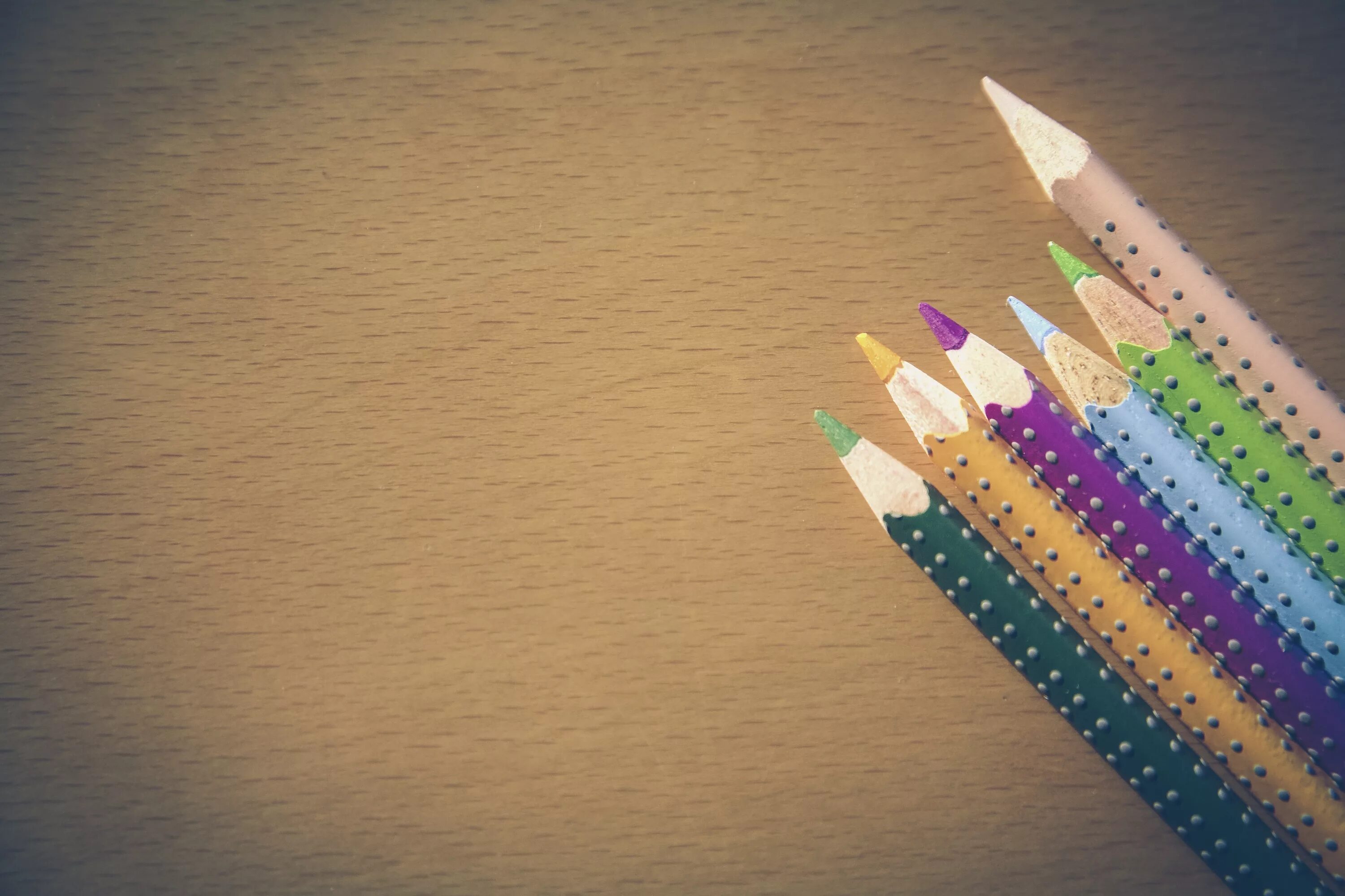 Фон карандашом. Карандаши цветные. Цветные карандаши картинки. Цветные карандаши картинки для детей. Как сделать красивый карандаш