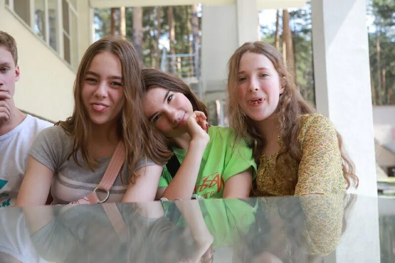 трое 17 летних