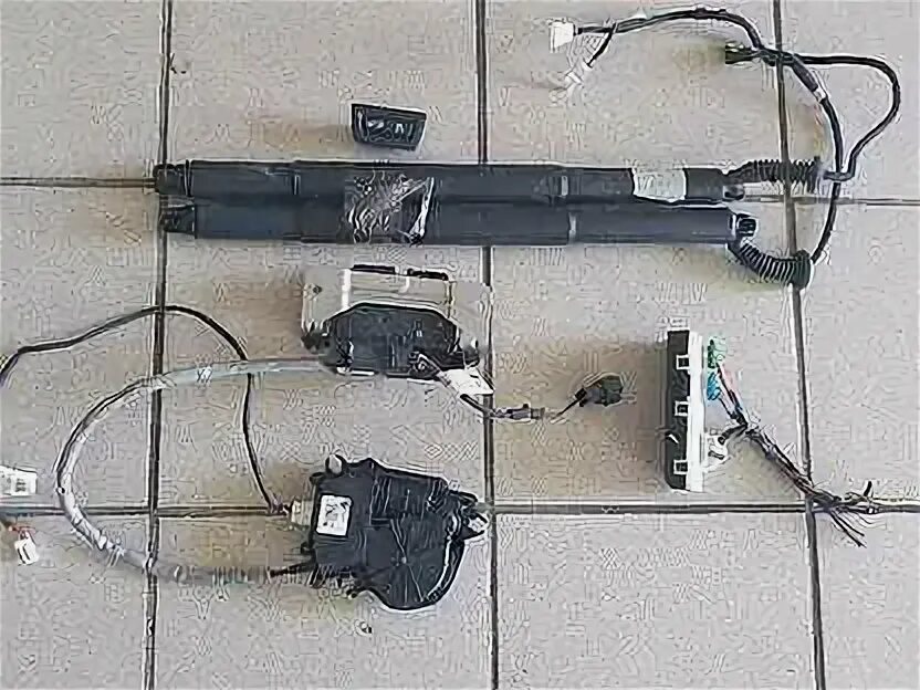 Доводчики бмв х5 е70. Привод багажника бмв х6 f16. привод для багажника bmw 4 g22. доводчик крышки багажника. установка привода багажника x6.