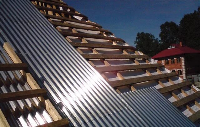 Металлический шифер для крыши. Крыша из металлошифера. Крыша из металлического шифера. Гофролист на крышу волновой.
