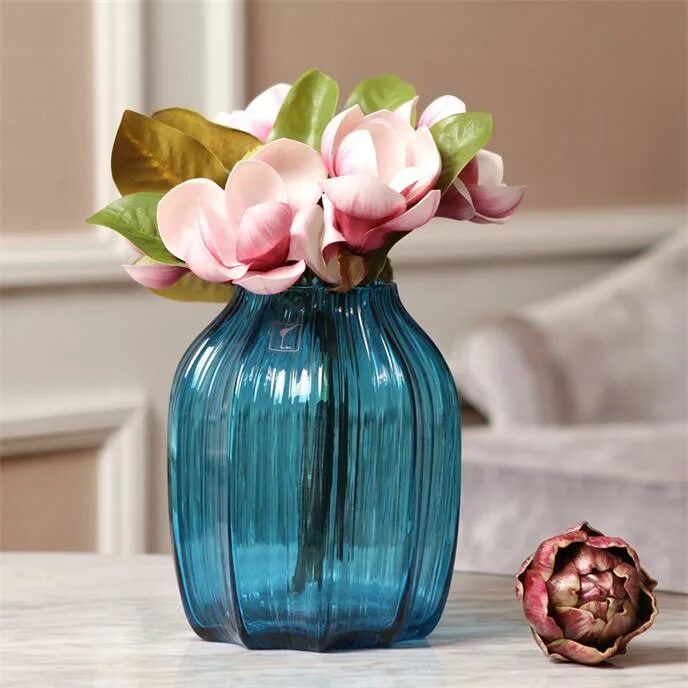Стеклянный синий цветок. Ваза из голубого стекла. Ваза с водой. Растения для вазы с водой. Зеленая стеклянная ваза.