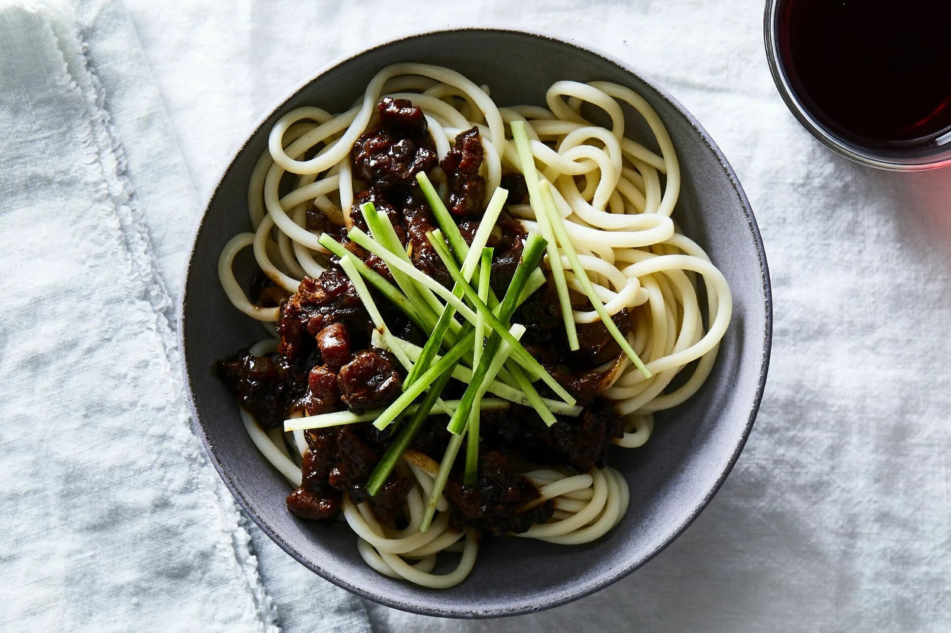 Лапша по корейски рецепт. Корейская лапша. Острая азиатская лапша. Noodles корейский. Лапша карри корейская.