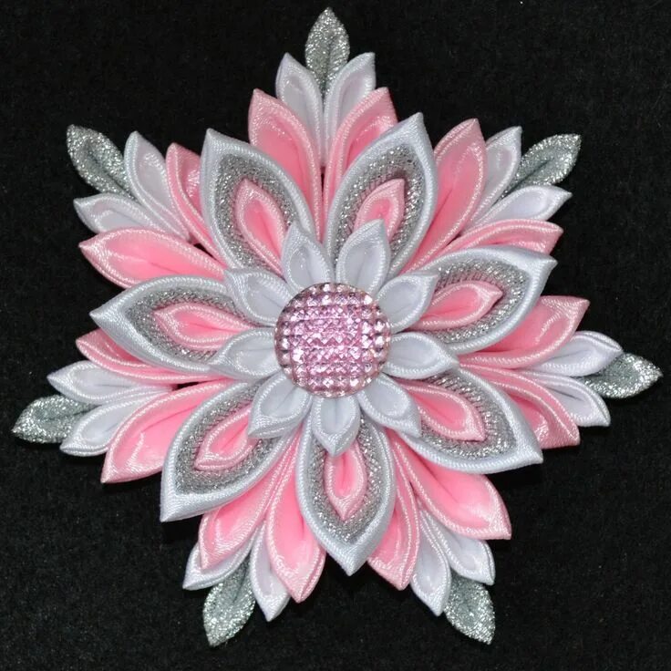 Цветок в технике канзаши. Цветы канзаши. Снежинка канзаши. Канзаши розовый цветок. Снежинка канзаши мастер класс.