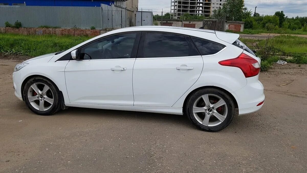 Ford focus 3 st 2012. Накладки на арки форд фокус 3. Форд фокус 3 белый. Ржавый форд фокус. Задние арки форд фокус 3.