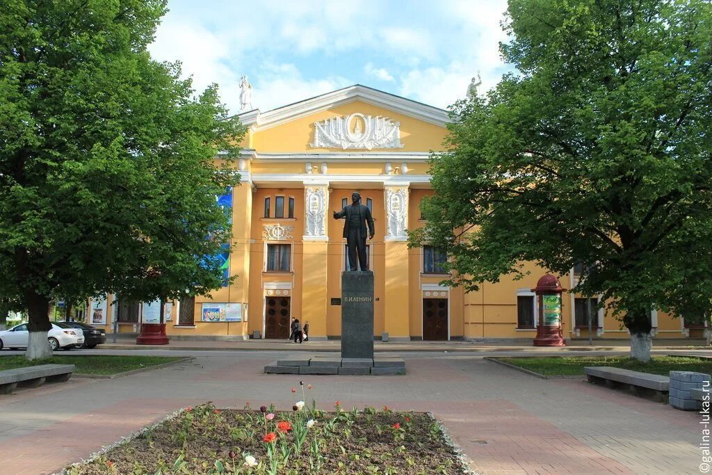 Волхов культура. Город волхов дк железнодорожник. Площадь ленина волхов. Город волхов достопримечательности. Городской дворец культуры волхов.