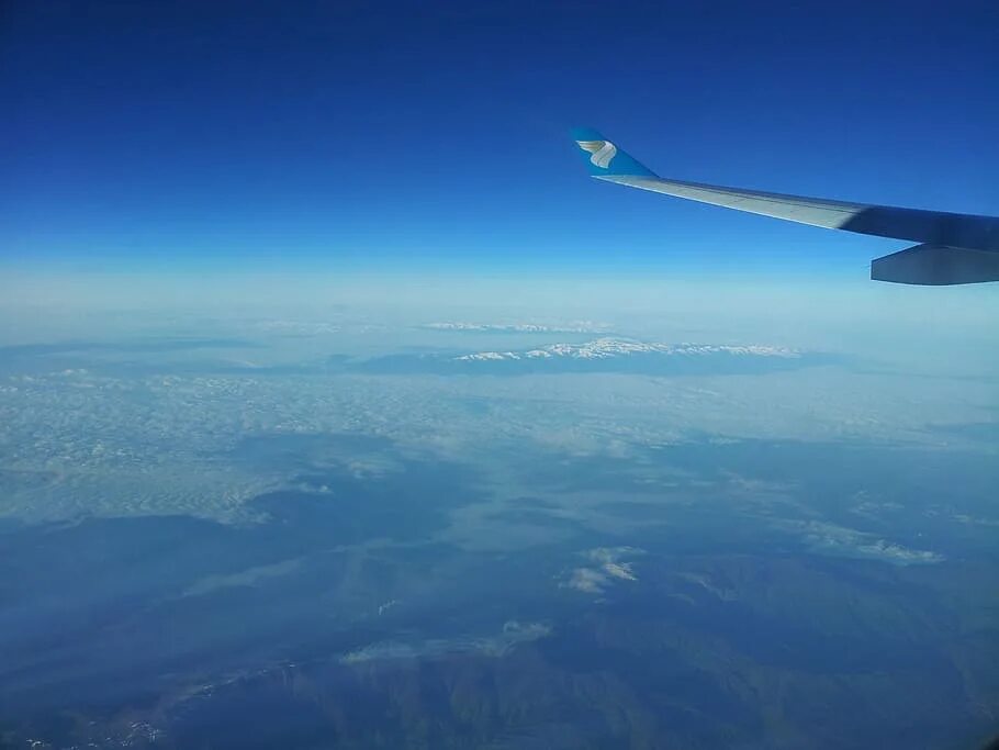 Тогда самолет. Самолет в полете вид сверху. air fly. оман фото страны с самолета. картинка август пролетает.