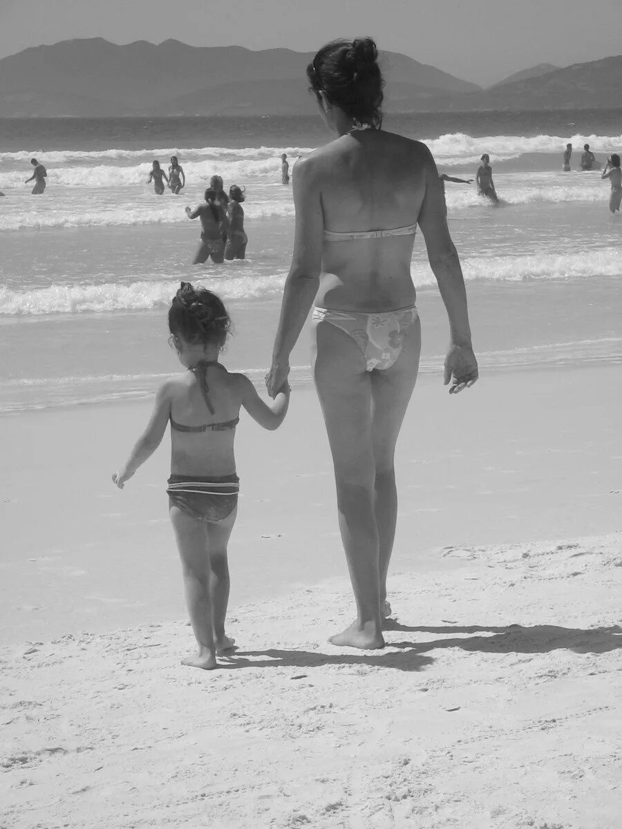 Мамы на нудиском пляже. Дети на море. Нудистские детские. Натуристские семьи на пляже. Семья на пляже.