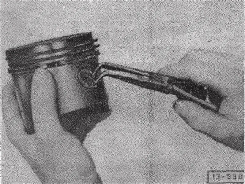 Снятие и установка цилиндра. Вырезное крепление цилиндров. монтаж цилиндров. установка колец на фольксвагене. установка стопорных колец в поршень.