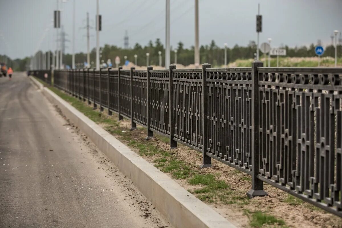 Городские ограждения. Забор вдоль дороги. Дорожные ограждения. Забор в городе. Новые ограждения