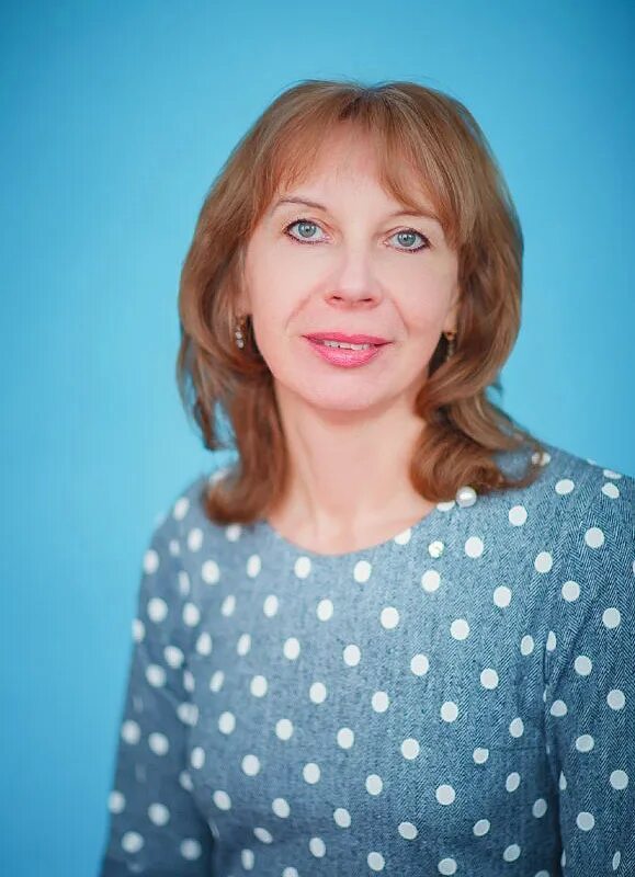 учитель крупным планом. женщина учитель. учитель рисунок. женские профессии учитель. учитель у доски.