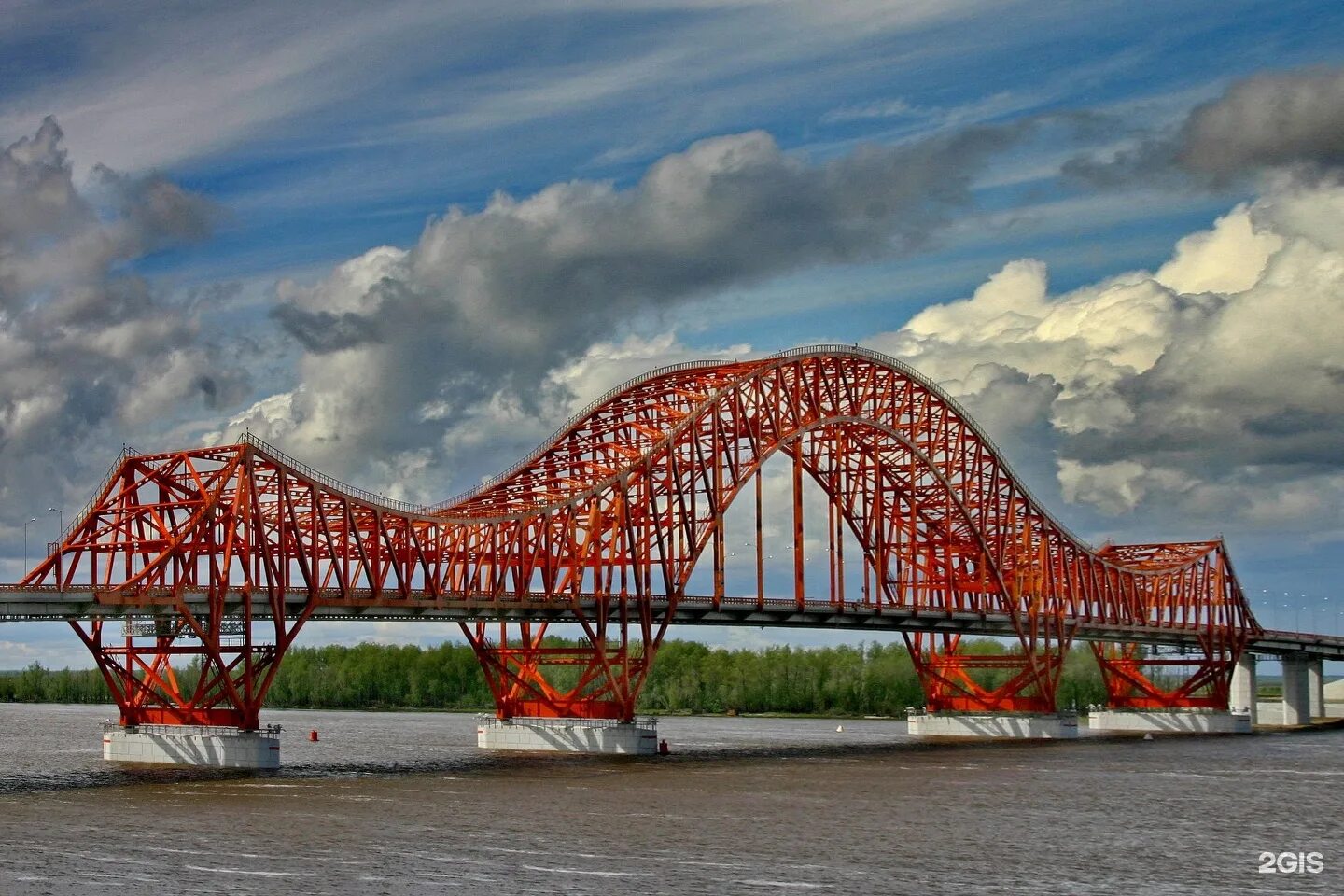 Сколько ушло металла на мост красный дракон. Мост красный дракон в Ханты-Мансийске. Красный мост Ханты Мансийск. Мост через Иртыш в Ханты-Мансийске. Мост через реку Иртыш в Ханты-Мансийске красный дракон.