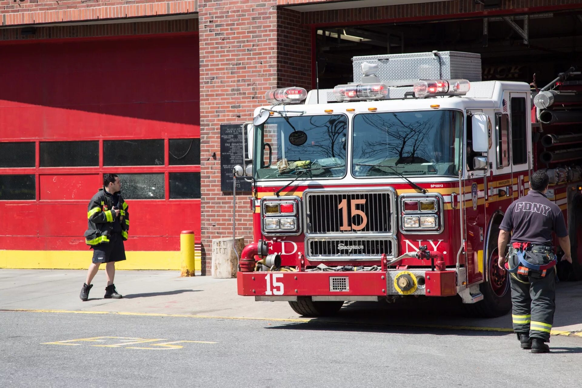 Посадка пожарных в автомобиль. Пожарная машина FDNY. Уильям Толли FDNY. Машина пожарника.