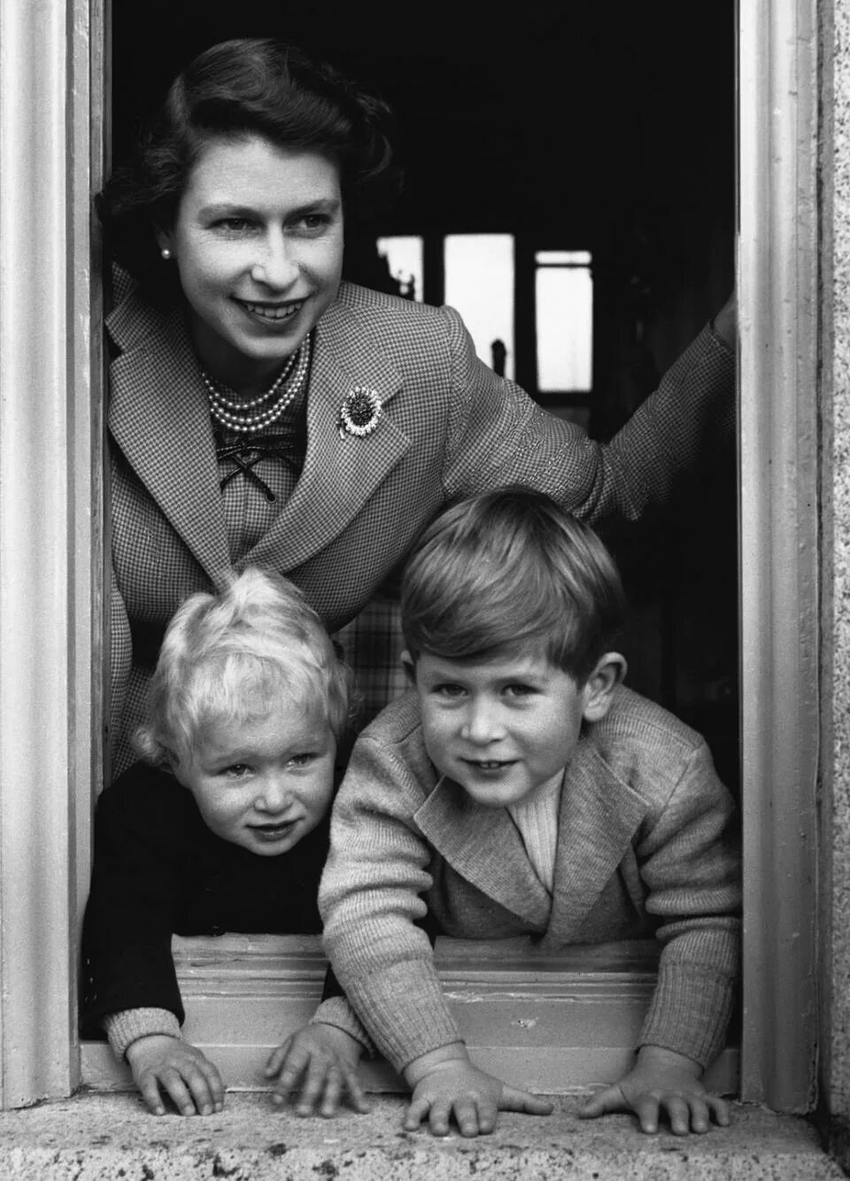 Королева елизавета 2 дети фото Queen Elizabeth II's Sweetest Moments with Kate Middleton & Meghan Markle Lady l