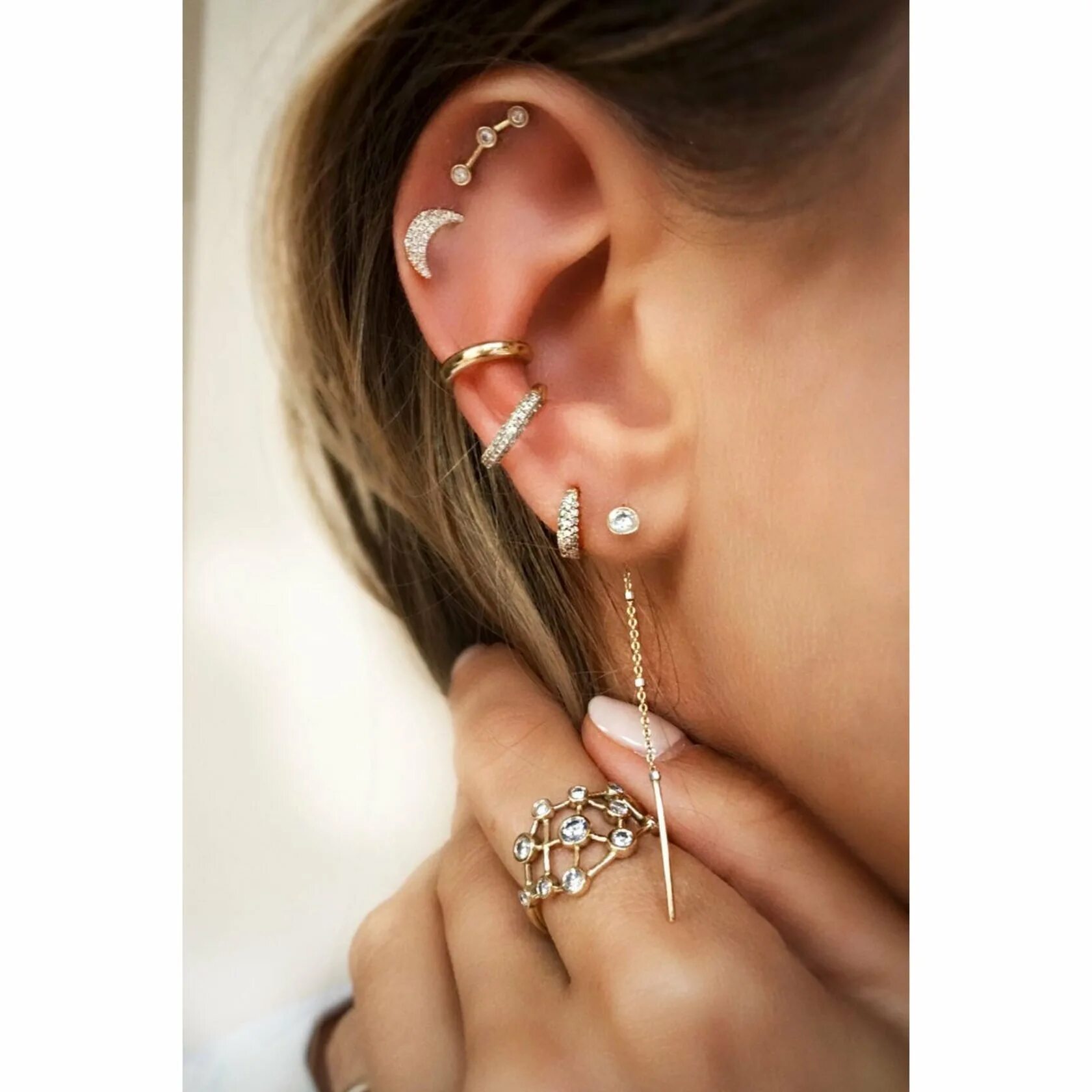 Хеликс пирсинг серьги золотые. Трагус хеликс индастриал. Кафф булгари. Золотая серьга трагус и хеликс. Пирсинг уха хеликс кольца.