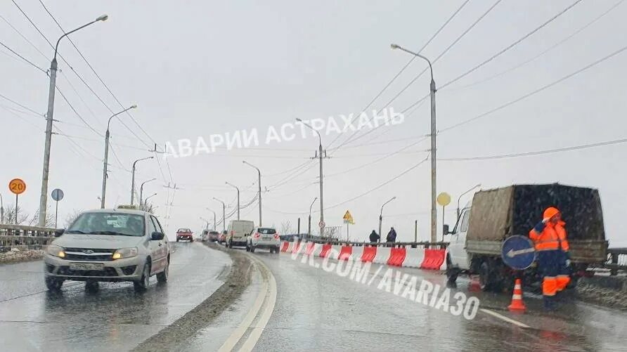 Движение по мосту перекрыто. Мост в коврове перекрыт. шарапова охота мост перекрыт. движение на крымском мосту перекрыто из-за столкновения трёх машин. фото аэропортовского моста барнаул.