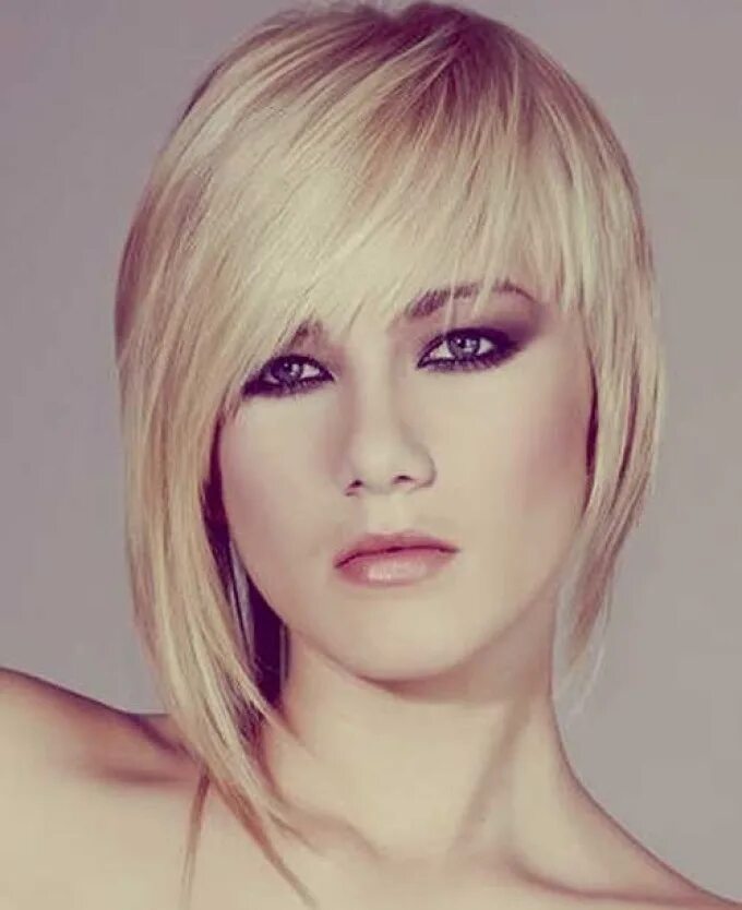 Стрижки 2021 женские на средние волосы асимметрия. Стрижки с челкой. Ассиметричный боб с чёлкой на длинные волосы. Стрижки на средние волосы. Боб с челкой на средние асимметрия.