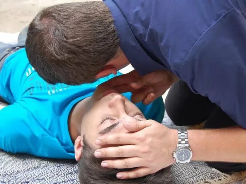 Первая помощь слушать. Оказание медицинской помощи. Первая медицинская помощь. Оказание первой медицинской помощи фото. Первая медицинская помощь.