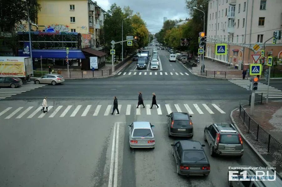 Подобное пересечение. Перекресток улица. перекресток дорога. перекресток со светофором. пересечение на дороге.