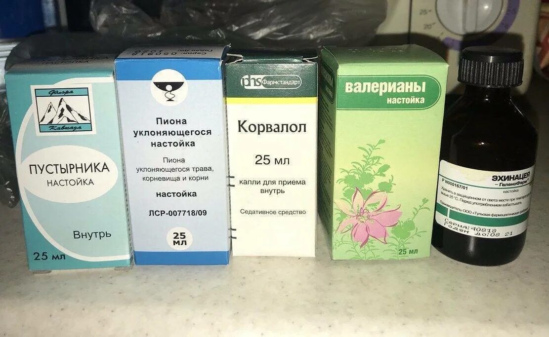 Корвалол настойка от чего. Капли успокоительные валериана, пустырник, корвалол. валериана корвалол пустырник настойка. 5 трав настойки для успокоения. настойки 5 трав успокоительное для сердца.