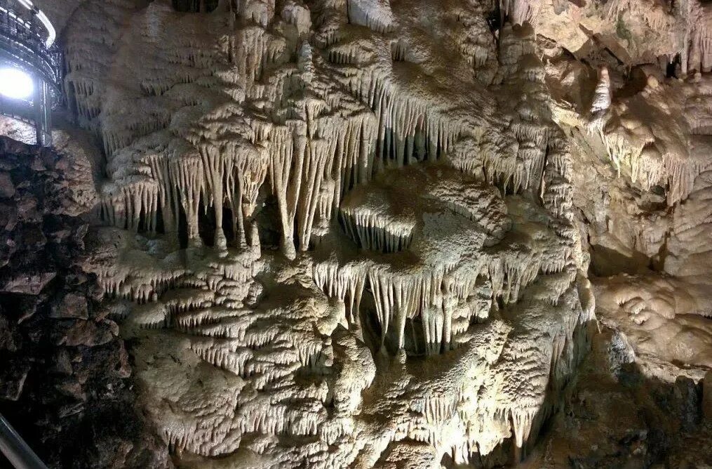 Украсить пещеру. Пещера в Монако.