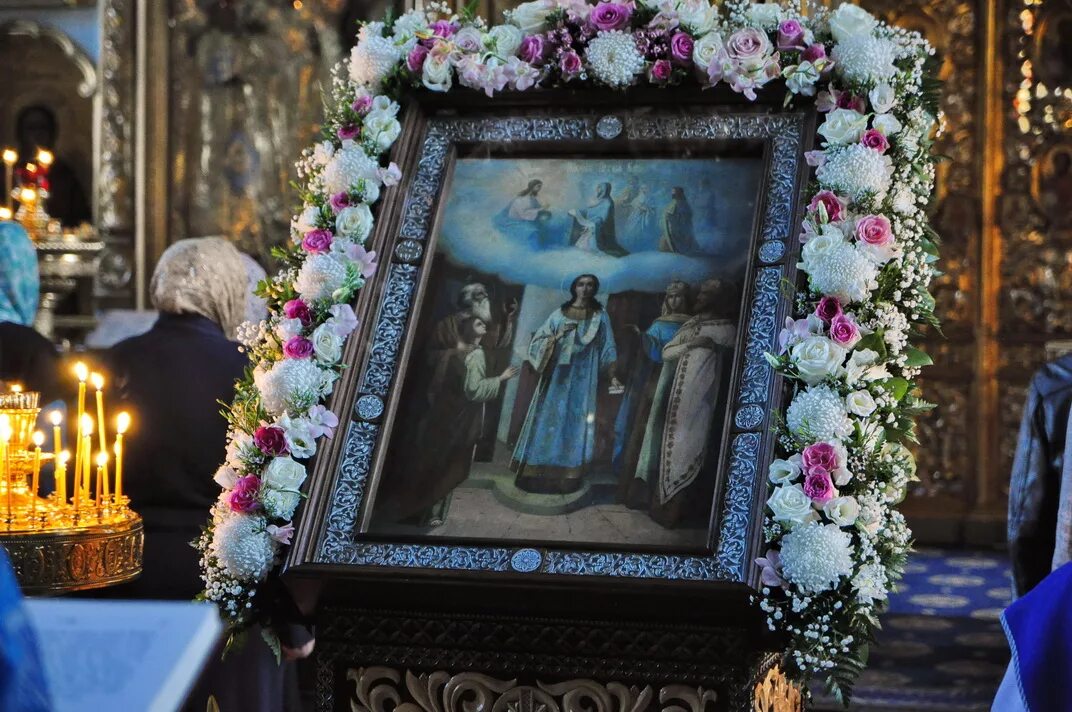 с праздником воздвижения пресвятой богородицы. тихвинская икона божией матери в храме в цветах. храм тихвинской иконы божией матери (брянск). храм тихвинской вднх внутри. москвы.