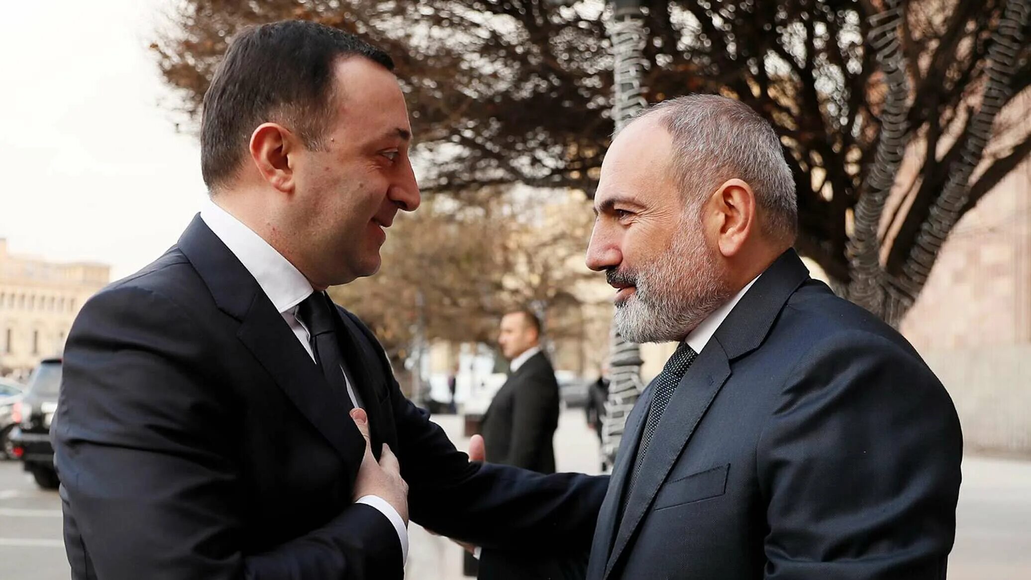 Взгляд армения. Nikol Pashinyan 2023. Гарибашвили армянин. Самый высокий армянин. Армения и Грузия.