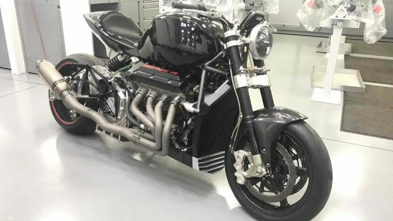Мотоцикл с двигателем от т55. Lazareth lm847 — 4-колесный мотоцикл. 8 цилиндровый мотоцикл honda. Движок мотоцикла. Lazareth lm847.